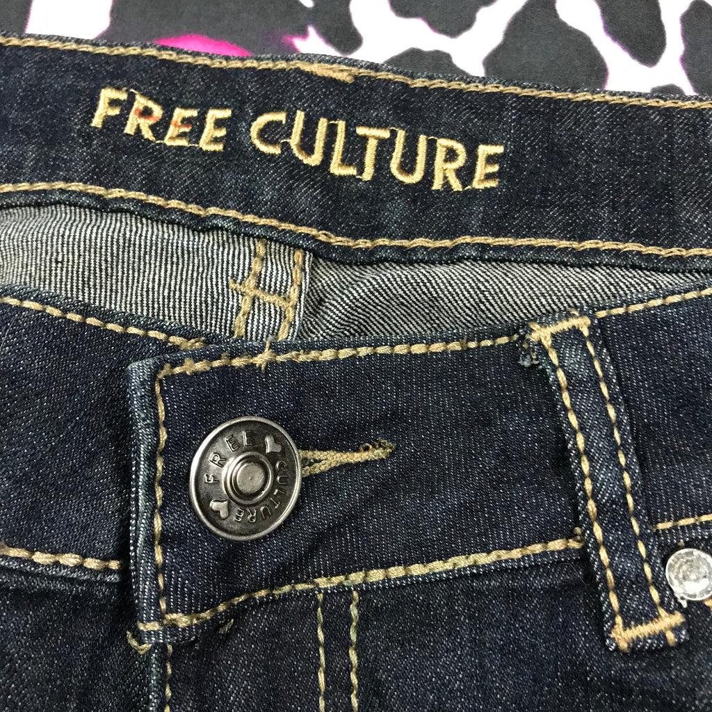 Free Culture Lowrise Shorts